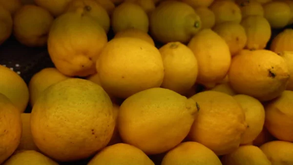 Stos Cytryny Półce Owoców Supermarkecie — Zdjęcie stockowe