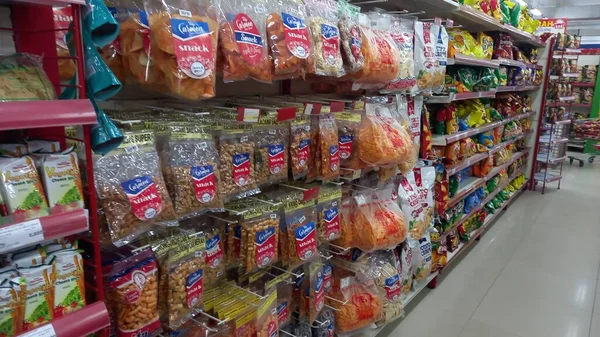 Pazarda bir sürü farklı sebze var.