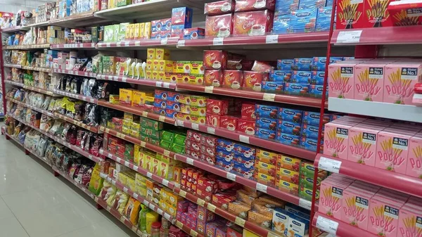 Koszyk Półkami Żywności Supermarkecie — Zdjęcie stockowe