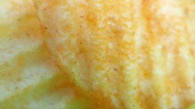 Lezzetli taze fırınlanmış patatese yaklaş.