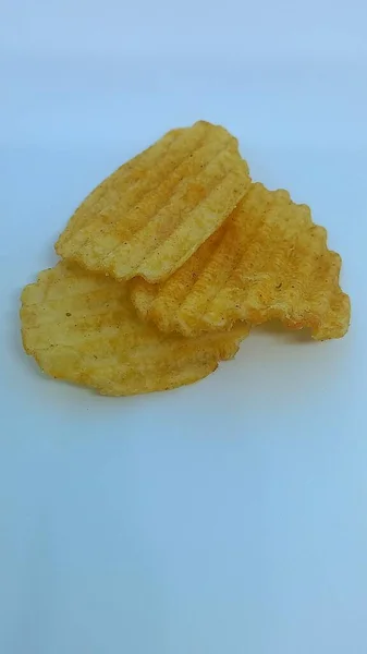 Beyaz arkaplanda patates cipsi
