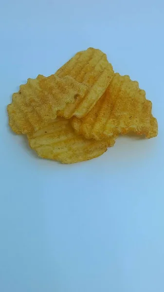 Mavi arka plandaki patates cipsini kapat.