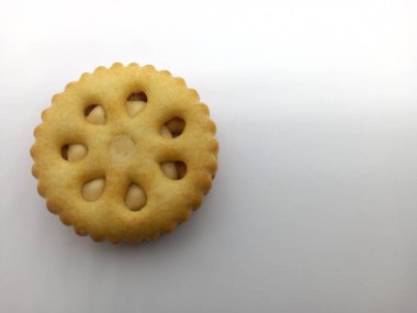  Bisküvi sandviçin üzerine fıstık ezmesi ve beyaz arka plan.