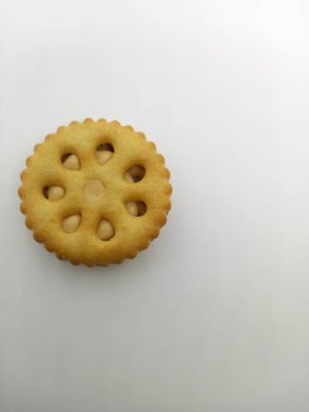  Bisküvi sandviçin üzerine fıstık ezmesi ve beyaz arka plan.