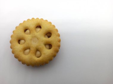  Bisküvi sandviçin üzerine fıstık ezmesi ve beyaz arka plan.