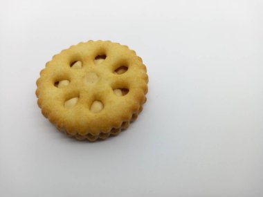  Bisküvi sandviçin üzerine fıstık ezmesi ve beyaz arka plan.