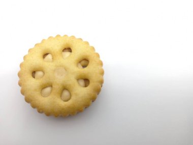  Bisküvi sandviçin üzerine fıstık ezmesi ve beyaz arka plan.