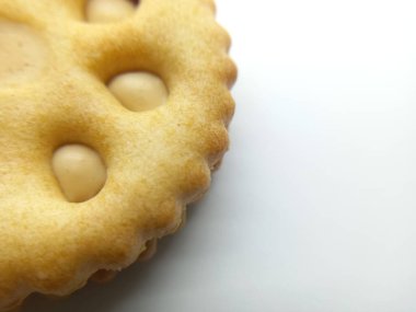 Makro fotoğraflı bisküvi üzerine fıstık ezmeli sandviç.