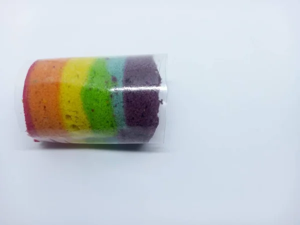 Gökkuşağı pastası çok tatlı, yumuşak ve güzel bir sünger keki.