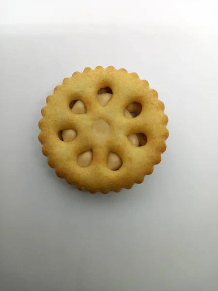  Bisküvi sandviçin üzerine fıstık ezmesi ve beyaz arka plan.