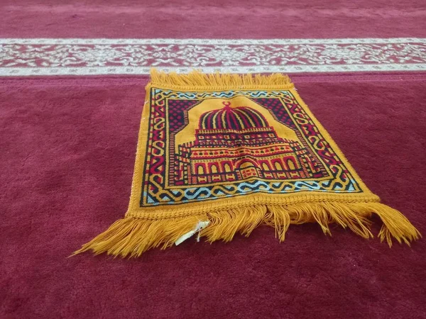 Kitaplı halı.
