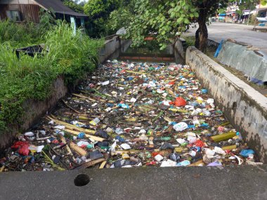 Şehirdeki çöp torbaları.