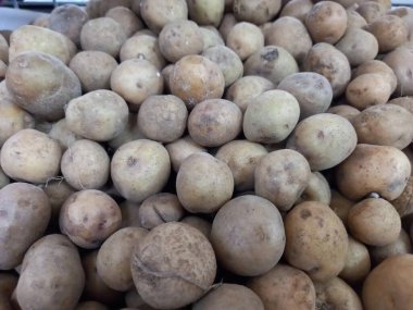 Markette taze patates.