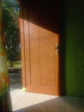 Modern bir binanın içinde.