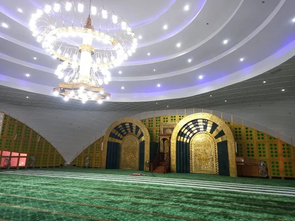 Modern bir binanın içinde.