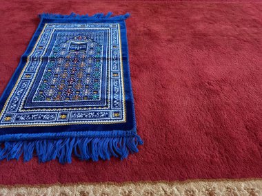 Kumaşın üzerinde kutsal Kuran 'ın halısı.