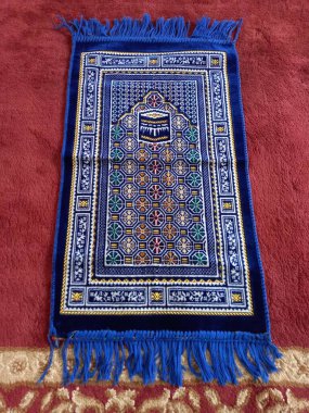 Kutsal Kuran 'ın halısı kitabın üzerinde.