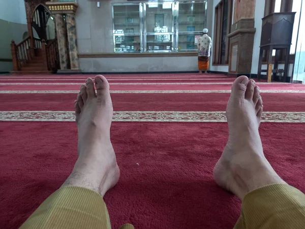 Seorang Pria Berdoa Lantai — Stok Foto