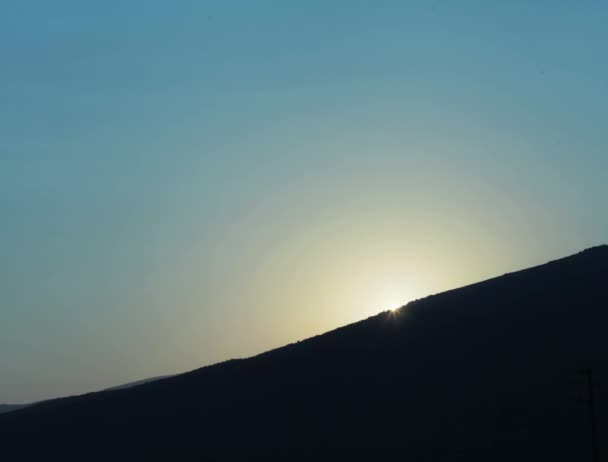 Sunset over hill or mountain silhouette. Sun setting down in nature. Time lapse — Stockvideo