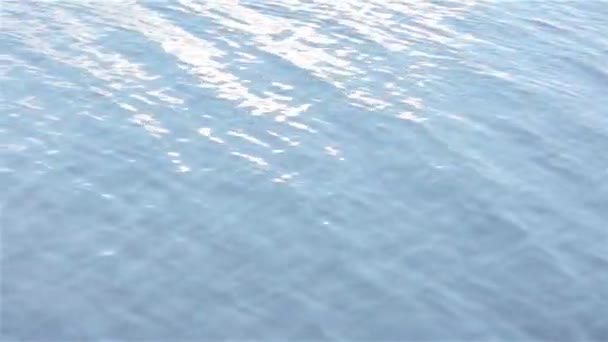 Водна поверхня моря або океану. Сонце відбивається на брижі води. Абстрактний синій водний хвилястий фон текстури — стокове відео