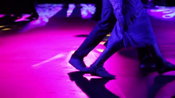 Τα πόδια του ζευγαριού μαθαίνουν να χορεύουν ταγκό και να κάνουν τις ικανότητές τους σε μια αίθουσα χορού. Τα πρώτα βήματα. Κοντινό — Αρχείο Βίντεο