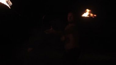 Ateş gösterisi performansını. Erkek yangın sanatçı yanan ateş halat dart İÇY'yi kendini uzun ip iplik. Ağır çekim
