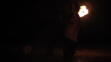Ateş gösterisi performansını. Erkek yangın sanatçı yanan ateş halat dart İÇY'yi kendini uzun ip iplik. Ağır çekim