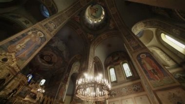 İç Dekorasyon içinde bir kilise Ortodoks Shipka anıtsal kilise, Bulgaristan, Avrupa, açık havada ve simgeler ve avize ışık parlayan. Dolly vurdu