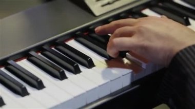 Synthesizer klavye parmak el müzisyen oyun tuşları kapat