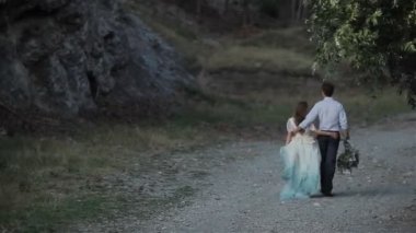 Akşamları tanınmaz erkek ve kadın sırt kucaklayan ve yorgun birbirlerine sonra uzun mesire destekleyen kayalık doğa manzara de yol yürüme yürüyüş