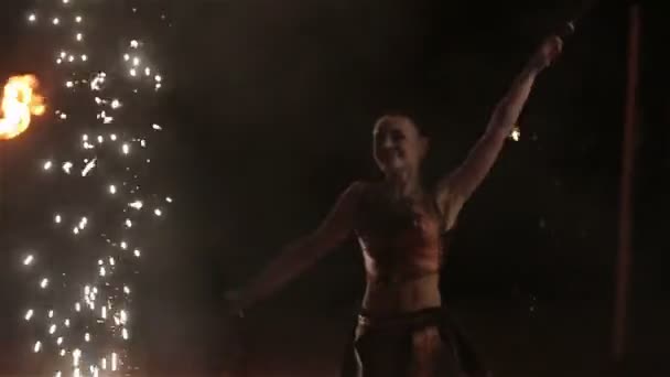 火ショーのパフォーマンス。女性パフォーマー ファイヤーダンス輝く花火ポイを回転します。クローズ アップ。スローモーション — ストック動画
