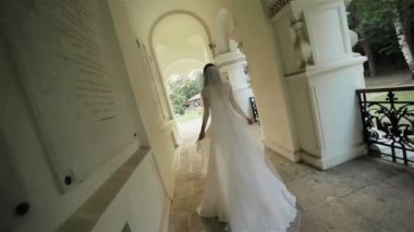 Kızgın tahriş veya gergin gelin dışarı manastır kilisenin düğün hakkında endişe verici gidecek