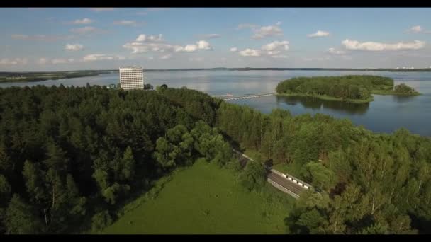 Miejskie jezioro krajobraz 4k Hd antena z widoku z góry przez obracanie panorama. Latające wokół Mińsk miasto sztuczny zbiornik wodny wysoki budynek sanatorium przykład architektury radzieckiej z lat 70., Białoruś — Wideo stockowe