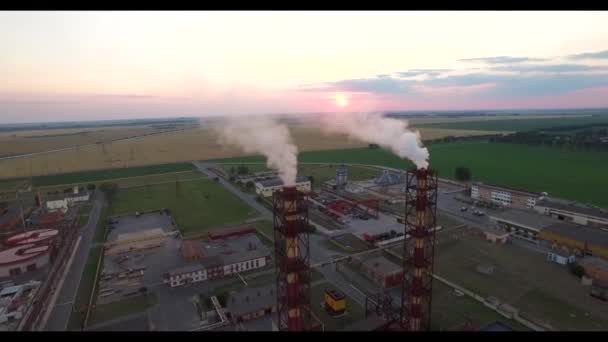 4 k 高清空中飞越厂房与吸烟的烟囱管工业视图里面围场境内的 Belaruskali 公司生产和出口钾肥-生态污染概念 — 图库视频影像