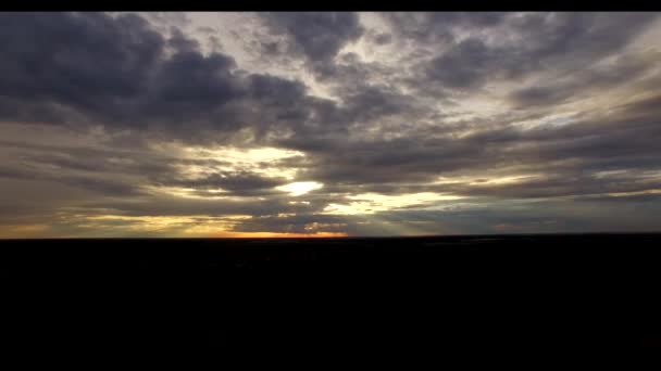 日落世界末日的光线，所以神圣的太阳照耀著乌云在天空-神眼悲剧启示审判日概念 4k 高清 — 图库视频影像