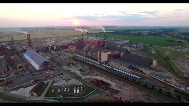 4K HD fly over production units with mines and processing plants of Belaruskali company producing and exporting potash fertilizers. Potash salt extract from ground organized inside factory territory — Stockvideo