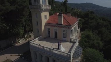 Gelin ve damat balkonda öp. Teras eski bir villa evde İtalya veya Fransa'da Resmi Abiye sandalyesine evli çift göz kulak oluyoruz. Düğün günü Resepsiyon lüks yaşam tarzı