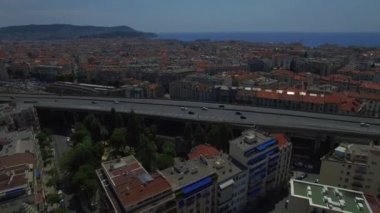 4 k güzel şehir Otoban yol trafik Fransa Riviera Cote dazur hava manzara yukarıdan. Birden çok şeritli otoyol ve tren istasyonu Fransız kentsel peyzaj Akdeniz, arka plan üzerinde uçan