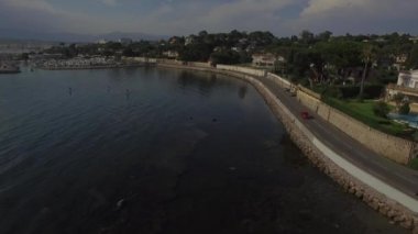 4k raket Pano sörfçü ayağa Güney Fransa Fransız Riviera Akdeniz deniz Sahili güzel şehir kıyı sularına harekete. Aktif yaşam tarzı kentsel koşulları spor turizmi su. Sahil yolu