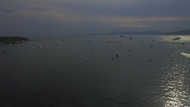 4k viele Luxus-Yachtboote auf dem Wasser segeln im Hafen von Villefranche-sur-mer schöne französische Küste Meer Luftaufnahme. Fliegen über Wochenende Sport-Regatta schwimmend in Französisch Riviera Cote dazur Mittelmeer — Stockvideo