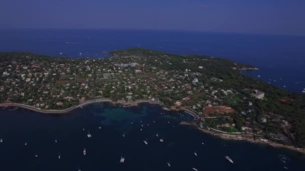 Jachten in de haven aan Zee 4k luchtfoto van bovenaf. Vliegende over vele marine schip boten float en zeilen in de haven van Villefranche-sur-Mer Nice Frankrijk Franse Riviera Cote dazur Middellandse Zee kust met hotels — Stockvideo