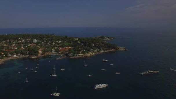 4K Muchos barcos flotan en el puerto de vela de Villefranche-sur-Mer Niza Francia vista aérea costera. Volar sobre yates en movimiento Costa Azul Costa Azul Costa del Mar Mediterráneo con hoteles turísticos — Vídeo de stock