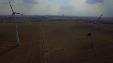 4 k Hd rüzgar türbini çiftlik hava video sinek üzerine kapatın. Güç üreten yel değirmenleri kırsal alanları karbon dioksit etkisi kıyamet gökyüzü güneş ışığı Avrupa Almanya'da yenilenebilir enerji üretmek