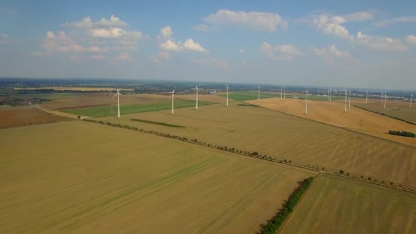 Vídeo aéreo da fazenda da turbina eólica 4K HD sobrevoa tecnologias ecológicas Moinhos de vento geradores de energia produzem energia renovável limpa em campos rurais Carros rodoviários locais que se deslocam à distância Europa, Alemanha — Vídeo de Stock