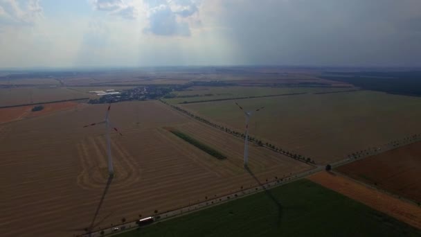 4K HD éoliennes éoliennes pour la production d'énergie électrique renouvelable dans les champs ruraux et camions routiers locaux déplacer aérien d'en haut voler. Avenir des véhicules électriques de transport 