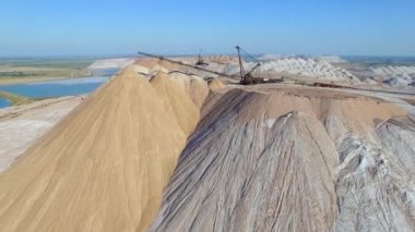 4k alansal mayın yakın çekim potas yukarıda çalışıyor. Yapay dağlar kazık ve su havzaları Soligorsk şehir atık potas tuz sonra Yeraltı maden cevheri çıkarma yaptı oluşturduğu Beyaz Rusya yakın takip