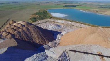 4 k alansal gösterir nasıl organize potas mayın üzerinde çalışır. Büyük yapay dağlar takipleri kazık Soligorsk şehir Beyaz Rusya yakınındaki sonra yeraltı madenleri potas tuz çıkarma yaptı atık oluşturduğu