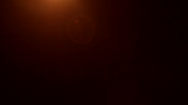 Lens flare overlay background 4k. Real light leak effect. Red orange black light blur fire or sun shine footage simulate effect old film camera. To stylize composite over video shot or for transitions — Stock Video