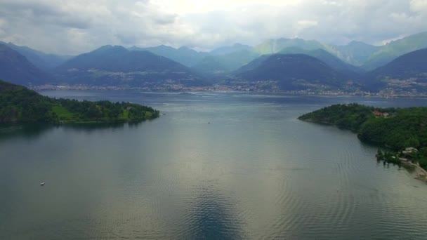 Como Lake 4k aérea desde arriba día nublado. Volar hacia el gran lago hermoso y poco pintoresco pueblo italiano en los Alpes pie de montaña vista superior de vídeo. Como Lago Lombardía Italia destinos turísticos famosos — Vídeos de Stock