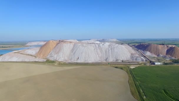 4k areale che mostra come è organizzato il lavoro sopra le miniere di potassio. Situato vicino alla città di Soligorsk Bielorussia enormi montagne artificiali sono formate da rifiuti lasciati dopo l'estrazione di sale di potassio da miniere sotterranee — Video Stock